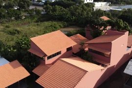 Bên trong ngôi nhà gạch đỏ tái hiện làng quê Việt ở Bạc Liêu