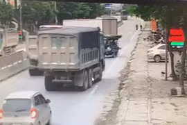 Video: Đánh lái tránh xe ba gác, xe ben mắc kẹt vào cống thoát nước 