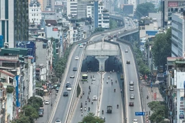 Ngày nghỉ thứ ba, đường phố Hà Nội "trống trơn" xe cộ