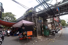 Hà Nội: Vòm cầu đường sắt quây tôn kín, hàng rong nhếch nhác sau thí điểm đục thông