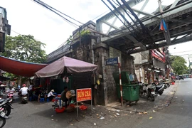 Hà Nội: Vòm cầu đường sắt quây tôn kín, hàng rong nhếch nhác sau thí điểm đục thông