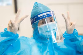 Bóng hồng trong đội tình nguyện viên nghệ sĩ tại TP.HCM