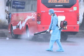 Cụ bà 79 tuổi mắc COVID-19, con trai và cháu nội cũng mắc bệnh