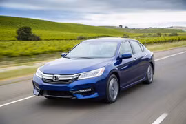 Mẹo nhỏ cho người thấp bé lái xe ô tô an toàn và thoải mái