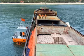 Cán bộ, chiến sĩ Đồn biên phòng tiếp cận tàu bị nạn.