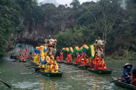 Khai hội chùa Bái Đính: Hàng ngàn du khách đội mưa vãn cảnh