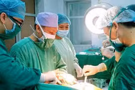 Cứu chữa cho cụ bà 100 tuổi gãy liên mấu chuyển xương đùi