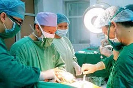 Cứu chữa cho cụ bà 100 tuổi gãy liên mấu chuyển xương đùi