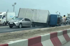 Xe tải lật nghiêng đè bẹp ôtô con, cầu Thanh Trì ùn tắc gần 10 km