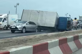 Xe tải lật nghiêng đè bẹp ôtô con, cầu Thanh Trì ùn tắc gần 10 km