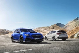 Subaru WRX màu xanh dương ngọc trai và Subaru WRX Wagon màu trắng ngọc trai (hình ảnh chỉ mang tính minh họa, thông số kỹ thuật có thể khác nhau tùy vào từng thị trường).