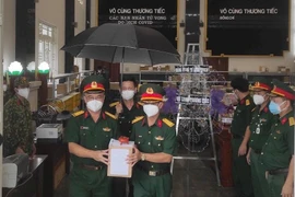 Tro cốt nạn nhân Covid-19 ở miền Trung được Bộ Tư lệnh TPHCM bàn giao cho đoàn công tác thuộc Quân khu 5.