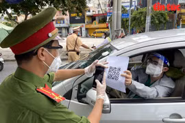 CSGT kiểm tra giấy tờ người dân lưu thông qua chốt kiểm soát dịch COVID-19 trên địa bàn Quận 3.