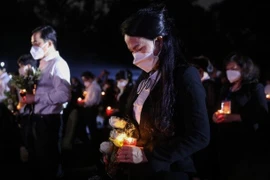 Các đại biểu dành phút mặc niệm những người đã qua đời vì Covid-19.