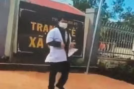 Lý do nhân viên y tế "yêu màu áo blouse trắng" lại xé áo trước cổng cơ quan