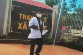 Lý do nhân viên y tế "yêu màu áo blouse trắng" lại xé áo trước cổng cơ quan