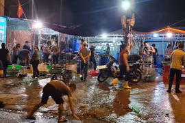 NÓNG: Giữa cao điểm chống dịch, hàng trăm người tụ tập bên ngoài chợ cá lớn nhất Hà Nội