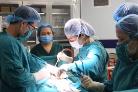 Cùng lúc cắt 2 khối u khổng lồ 