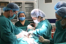 Cùng lúc cắt 2 khối u khổng lồ 