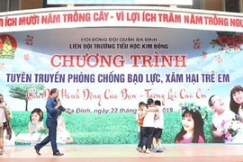 Hà Nội tuyên truyền phòng chống bạo lực, xâm hại trẻ em ở chào cờ đầu tuần
