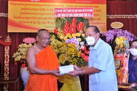 Ủy ban MTTQVN TPHCM trao quà và học phí cho đồng bào dân tộc Khmer