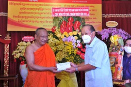 Ủy ban MTTQVN TPHCM trao quà và học phí cho đồng bào dân tộc Khmer