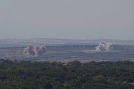 Video quân đội Syria pháo kích khủng bố Al-Qaeda ở Idlib