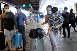 Những hành khách đầu tiên trên tàu SE8 TPHCM - Hà Nội đã chia sẻ niềm vui sướng được trở về Thủ đô sau thời gian dài giãn cách. Ảnh: Tuyết Vân