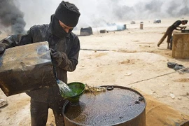 Syria: Dân quân người Kurd và thánh chiến đồng lõa buôn dầu bất hợp pháp 