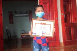 Khen thưởng học sinh lớp 3 nhanh trí cứu bạn đuối nước