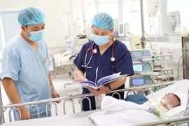 Trẻ tim bẩm sinh nguy kịch vì tự điều trị ho sốt tại nhà