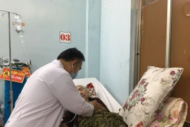 Chăm sóc người cao tuổi khi nắng nóng