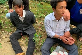 Hai đối tượng bị bắt cùng tang vật.