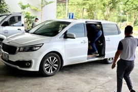 Xe biển trắng, không dán phù hiệu kinh doanh vận tải vô tư gom, đón trả khách tại Hà Nội đi Tuyên Quang.