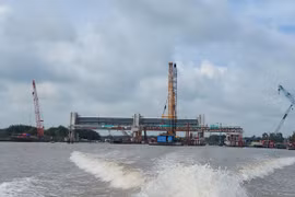 TPHCM: Lắp đặt cửa van thứ 2 cống ngăn triều Cây Khô