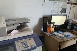 Máy móc mà các đối tượng dùng để làm giả tài liệu cơ quan chức năng.