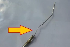 Bé 10 tuổi phải cấp cứu vì nhét que sắt vào dương vật