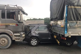 Chiếc ôtô 7 chỗ bị kẹp giữa 2 xe tải, hư hỏng nặng.