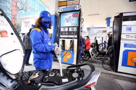 Ngày mai (11/1), Bộ Tài chính và Bộ Công Thương có thể sẽ điều chỉnh giá xăng dầu
