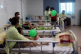 Thời tiết bất thường: Trẻ nhập viện mắc đồng loạt nhiều bệnh tăng cao