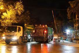 Xe chở rác tấp nập chạy “xuyên màn đêm” sau 4 ngày ùn ứ tại Hà Nội