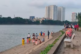 “Phớt lờ” lệnh cấm, người dân Thủ đô vẫn vô tư bơi lội giữa mùa dịch