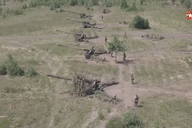 Pháo binh xe kéo Nga diễn tập bắn đạn thật chống khủng bố