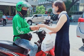 Hà Nội: Shipper giao hàng tại vùng 1 không được làm thêm bên ngoài