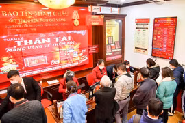 Phố vàng Hà Nội "nóng" trong ngày vía Thần Tài 