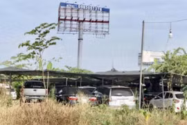 Hà Nội: 54 bãi đỗ xe tự phát quanh sân bay Nội Bài