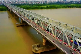 Lắp tấm chống ồn ở cầu Chương Dương