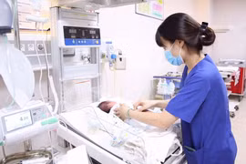 Cứu trẻ 26 ngày tuổi viêm phổi nặng, toàn bộ ruột non nằm trên khoang màng phổi.