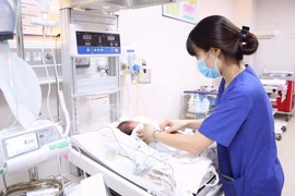 Cứu trẻ 26 ngày tuổi viêm phổi nặng, toàn bộ ruột non nằm trên khoang màng phổi.