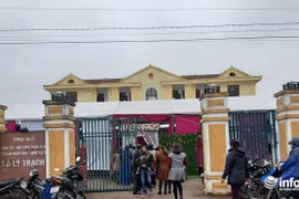 Đám cưới con cán bộ trong sân UBND xã: Đình chỉ công tác Chủ tịch xã